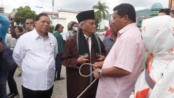DPRD Provinsi Maluku menyerahkan hewan kurban berupa satu ekor sapi, kepada Imam Besar Masjid Alfatah, Ustad RR Hasanussy, di area masjid tersebut, Rabu (6/7/2022). Foto: Dokpri