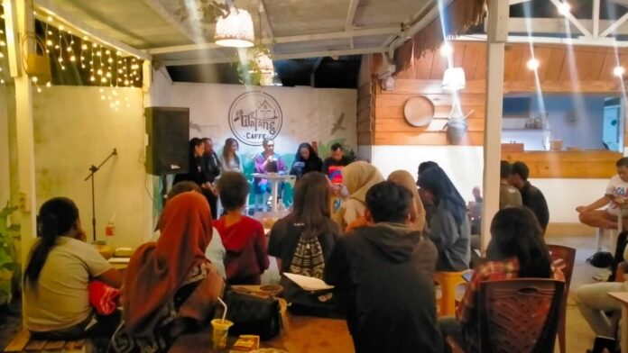Komunitas Bengkel Sastra Nuhu Evav (BSNE) bekerjasama dengan Kantor Bahasa Provinsi Maluku, menggelar sesi belajar puisi di Walang Cafe, Kota Tual, Jumat malam (15/7/2022). Foto: Labes Remetwa