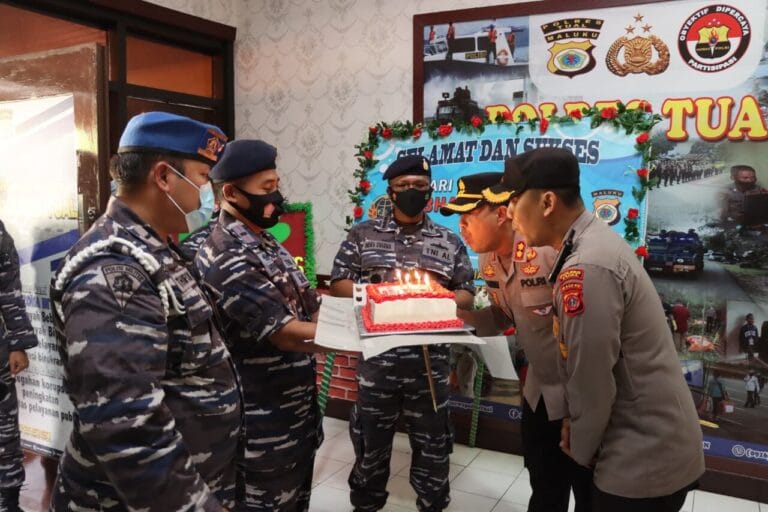 Danlanal Tual Berikan Kejutan Spesial di HUT ke-76 Bhayangkara