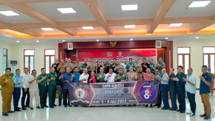 Foto bersama peserta PPRA ke-64 Lemhanas RI dengan pimpinan dan anggota DPRD Provinsi Maluku, di ruang rapat Lantai 5 Baileo Rakyat, Karang Panjang, Ambon, Senin (4/7/2022). Foto: Labes Remetwa