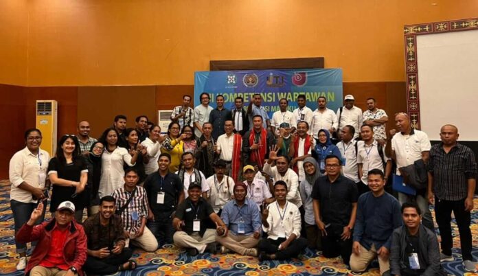 Foto bersama Dewan Pers, panitia, para penguji, dan peserta UKW usai Ujian Kompetensi Wartawan, di Hotel Natsepa, Suli, Kecamatan Salahutu, Kabupaten Maluku Tengah, Kamis (29/6/2022). Foto: Istimewa