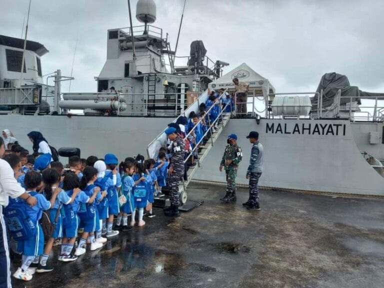 Berwisata di Kapal Perang KRI Malahayati-362 di Tual