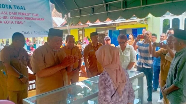 Pemkot Tual Serahkan Bantuan bagi Ibu-Ibu Korban Pengrusakan di Jalan Pattimura Pemkot Tual Serahkan Bantuan bagi Ibu-Ibu Korban Pengrusakan di Jalan Pattimura