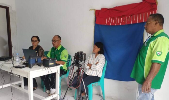 Dinas Kependudukan dan Pencatatan Sipil (Disdukcapil) Kabupaten Maluku Tenggara melayani administrasi kependudukan langsung di ohoi-ohoi. Foto: Dokpri