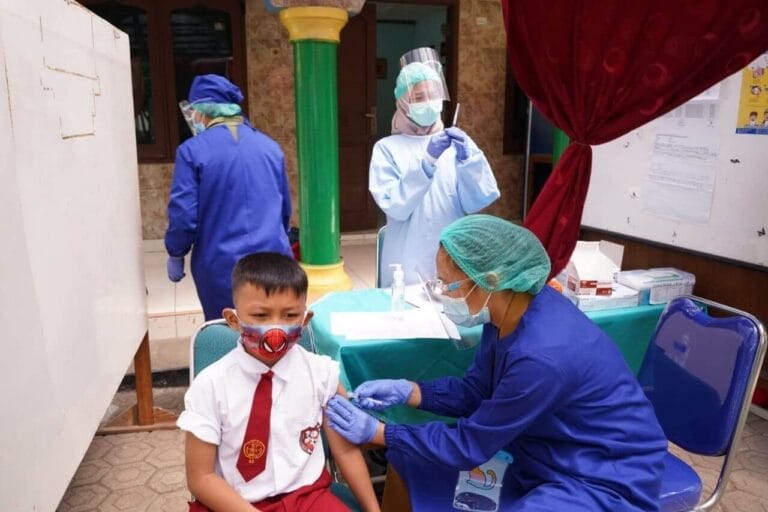 Ilustrasi imunisasi pada anak SD. Sumber foto: timur.jakarta.go.id