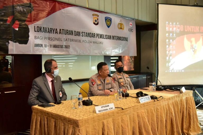 Tampak Kapolda Kepala Kepolisian Daerah Maluku Irjen Pol Drs Lotharia Latif (bagian tengah) didampingi utusan Delegasi Regional Komite Internasional Palang Merah (ICRC) Ahmed Dorgham (bagian kiri), dan Irwasda Maluku Kombes Pol Jannus Parlindungan Siregar SIK (bagian kanan). Sumber foto: dokpri