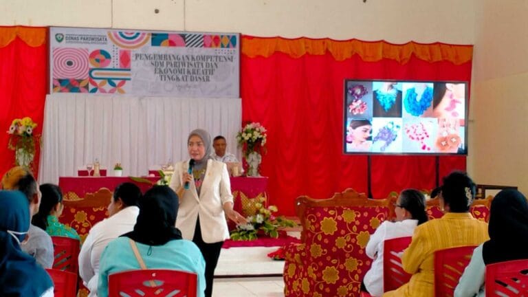 Dinas Pariwisata (Dispar) Kabupaten Maluku Tenggara (Malra) menggelar pelatihan pengembangan kompetensi SDM pariwisata dan ekonomi kreatif tingkat dasar.