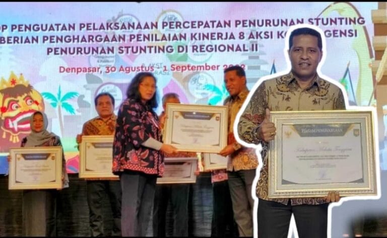 Koordinator Bidang Data, Monev, dan Knowledge Management TPPS Malra Yosep Dumatubun, menerima penghargaan dari Kementerian Dalam Negeri (Kemendagri), atas prestasinya sebagai juara terbaik pertama penilaian 8 aksi kinerja konvergensi percepatan penurunan stunting di tingkat Provinsi Maluku. Penghargaan diterima di Bali, Selasa (30/8/2022). Foto: Dokpri