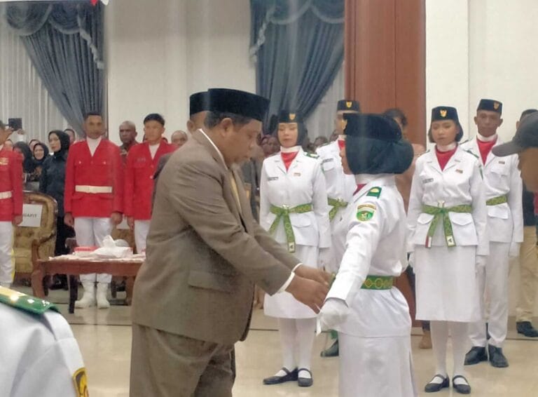 Wali Kota Tual Adam Rahayaan menyematkan epolet dan kendit secara simbolis kepada salah satu anggota Paskibra, sebagai tanda pengukuhan. Pengukuhan dilakukan di Aula Kantor Walikota, Senin (15/8/2022). Foto: Labes Remetwa