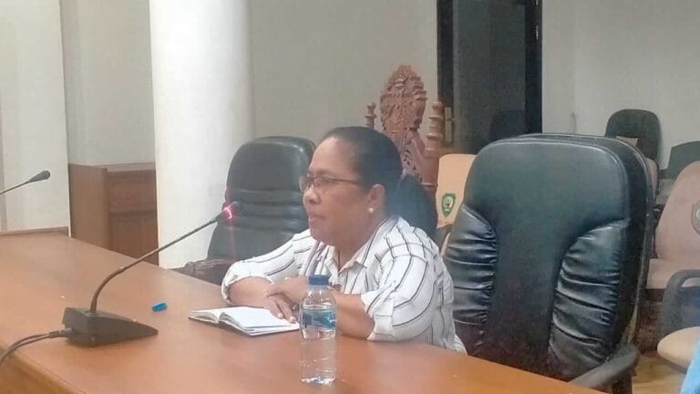 Plt. Direktur PDAM Kabupaten Maluku Tenggara Fatma Talaohu menyampaikan keterangan kepada Komisi III DPRD Malra, saat Rapat Dengar Pendapat (RDP), Selasa (2/8/2022). Foto Labes Remetwa