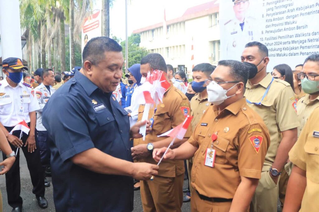 Penyerahan bendera merah putih oleh Sekretaris Daerah Kota Ambon, Agus Ririmase kepada para OPD dan ASN Lingkup Kota Ambon. Senin (08/08/2022). Foto: Chintia Samangun