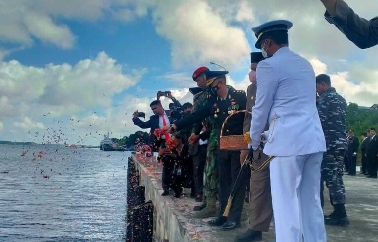 Jelang HUT Kemerdekaan, Pemkot Tual Gelar Upacara Tabur Bunga di Dermaga Lanal