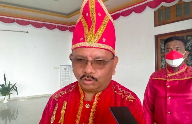 Wakil Bupati Maluku Tenggara (Wabup Malra) Petrus Beruatwarin diwawancarai awak media usai upacara peringatan Hari Ulang Tahun (HUT) ke-77 Kemerdekaan Republik Indonesia, di Kantor Bupati Malra, Rabu (17/8/2022). Foto: Labes Remetwa