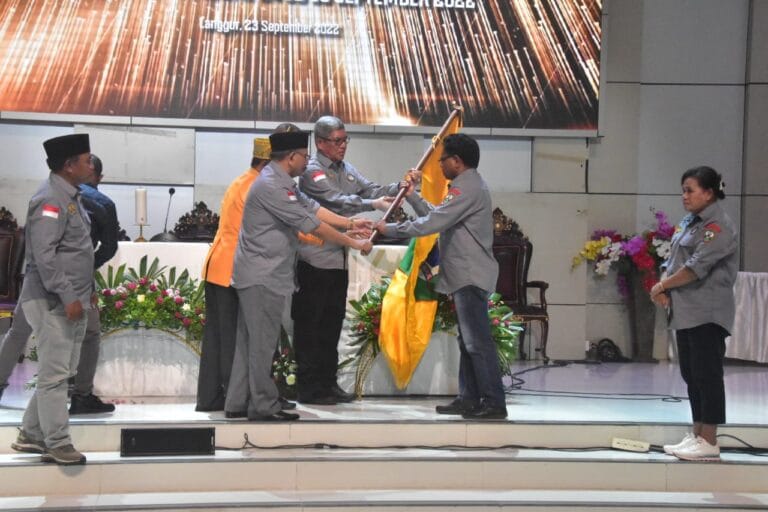 Bupati Maluku Tenggara M. Thaher Hanubun, didampingi Wakil Bupati Petrus Beruatwarin, Ketua DPRD Minduchri Kudubun, dan Rat Jab Faan Patrice Renwarin menyerahkan bendera kontingen kepada Wakil Ketua II Kontingen RD. Titus Kasihiuw dan Wakil Ketua I Kontingen Theresia Tamnge, sebagai tanda pelepasan kontingen Pesparani Katolik Malra. Acara pelepasan dilaksanakan di Aula Kantor Bupati, Jumat (23/9/2022). Foto: Labes Remetwa