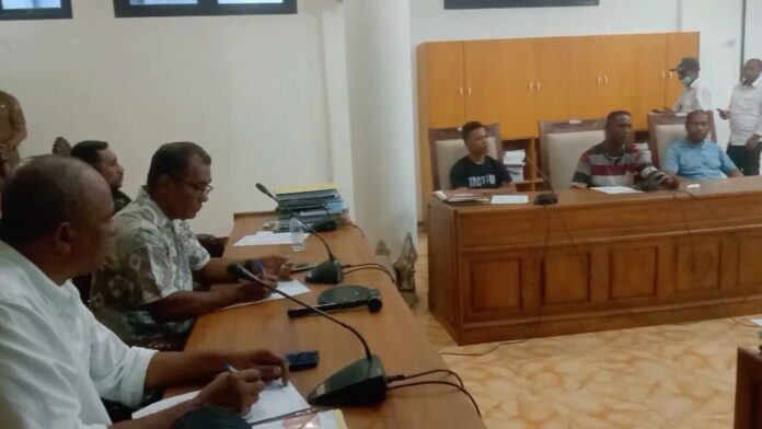 Perwakilan supir angkot melakukan audiensi dengan anggota DPRD Maluku Tenggara di ruang rapat, Senin (5/9/2022). Foto: Dokpri