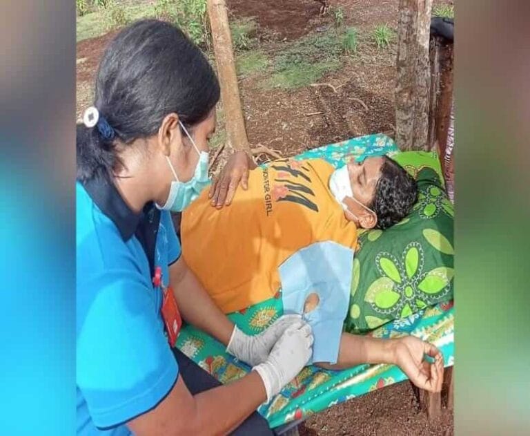 Pegawai Dinas Pengendalian Penduduk dan Keluarga Berencana (DPPKB) Kabupaten Maluku Tenggara (Malra) memasang alat kontrasepsi pada salah satu akseptor KB. Foto: Dokpri