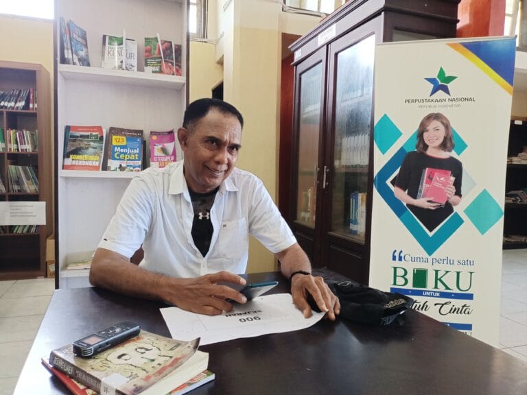 Kepala Dinas Perpustakaan dan Arsip Daerah Kota Tual, Moksen Renwarin