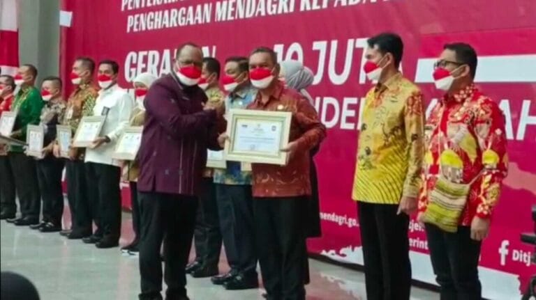 KKT Raih Penghargaan 10 juta Bendera HUT RI dari Mendagri