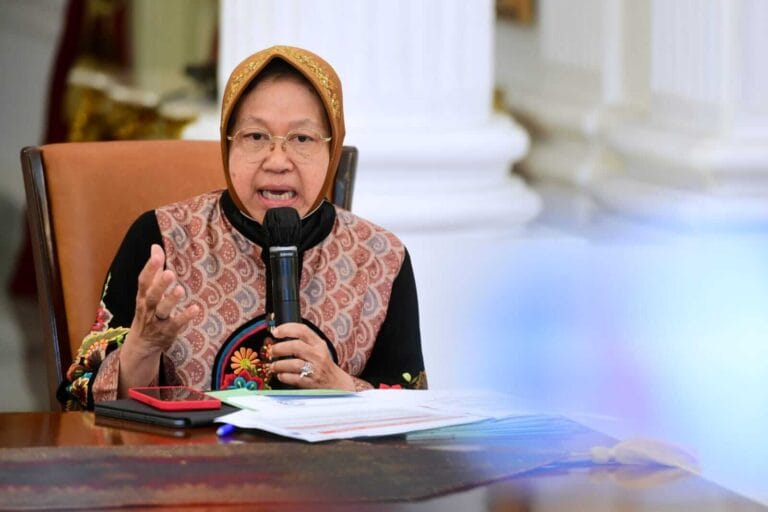 Menteri Sosial (Mensos) Tri Rismaharini dalam keterangan pers bersama Presiden Joko Widodo dan Menteri Ketenagakerjaan Ida Fauziyah di Istana Merdeka, Jakarta, Jumat (16/9/2022). Foto: Biro Pers, Media, dan Informasi Sekretariat Presiden