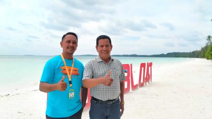 Pj. Kepala Ohoi/Desa Ngilngof Andreas Resubun (kanan) dan Ketua Badan Pengelola Destinasi Wisata Ngurbloat Ronald Tethool (kiri), Minggu (25/9/2022). Foto: Labes Remetwa