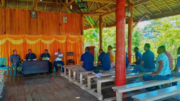 Suasana on the spot (kunjungan) Komisi I DPRD Kabupaten Maluku Tenggara (Malra) di Balai Ohoi Revav, Kecamatan Kei Kecil Timur, Malra, Maluku, Selasa (20/9/2022). Foto: Labes Remetwa