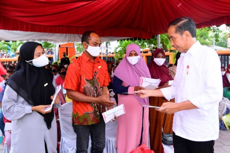Presiden Jokowi Bagikan BLT BBM, Sembako, dan PKH untuk Warga Malra