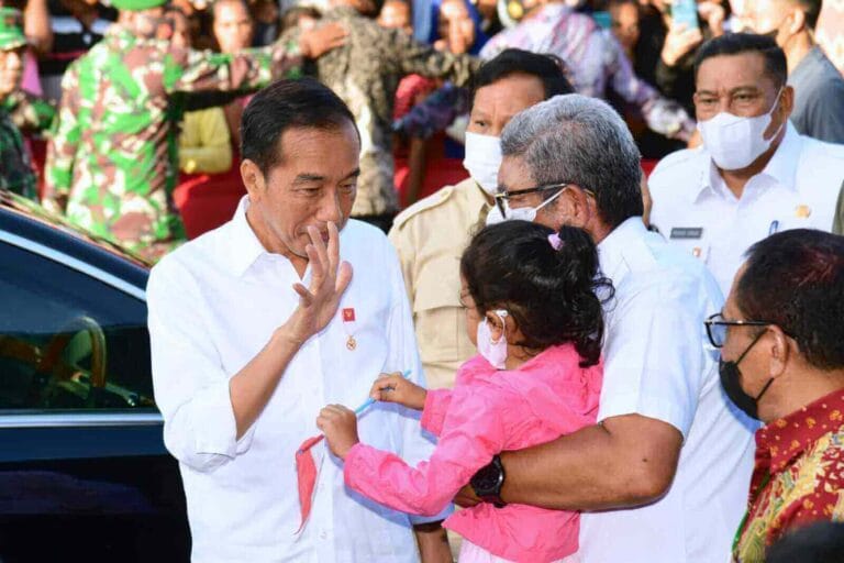 Presiden RI Joko Widodo (Jokowi) menyapa seorang anak yang digendong Bupati Maluku Tenggara M. Thaher Hanubun, sebelum bertemu para pedagang di Pasar Langgur, Kei Kecil, Maluku Tenggara, Maluku, Kamis (15/9/2022). Foto: Biro Pers, Media, dan Informasi Seretariat Negara