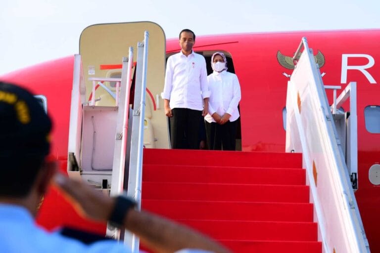 Presiden Joko Widodo dan Ibu Iriana Joko Widodo bertolak dari Bandara Halim Perdanakusuma, Jakarta, dengan menggunakan Pesawat Kepresidenan Indonesia-1 sekitar pukul 07.00 WIB, Rabu (14/9/2022), menuju Bandara Karel Sadsuitubun Langgur, Maluku Tenggara, Maluku. Foto: Biro Pers, Media, dan Informasi Sekretariat Presiden