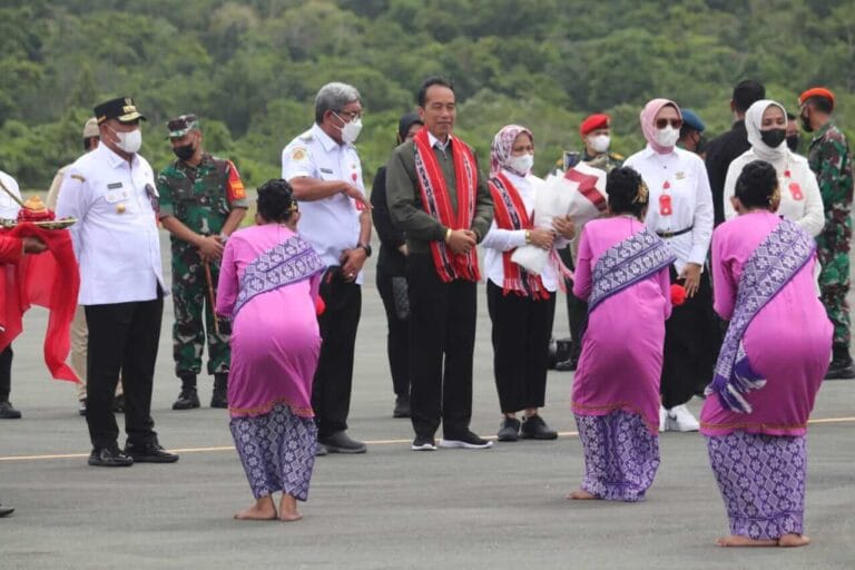 Presiden Joko Widodo (Jokowi) mendarat di Bandara Karel Sadsuitubun Langgur, Kabupaten Maluku Tenggara, Provinsi Maluku pada Rabu (14/9/2022). Foto: Biro Administrasi Pimpinan Setda Maluku