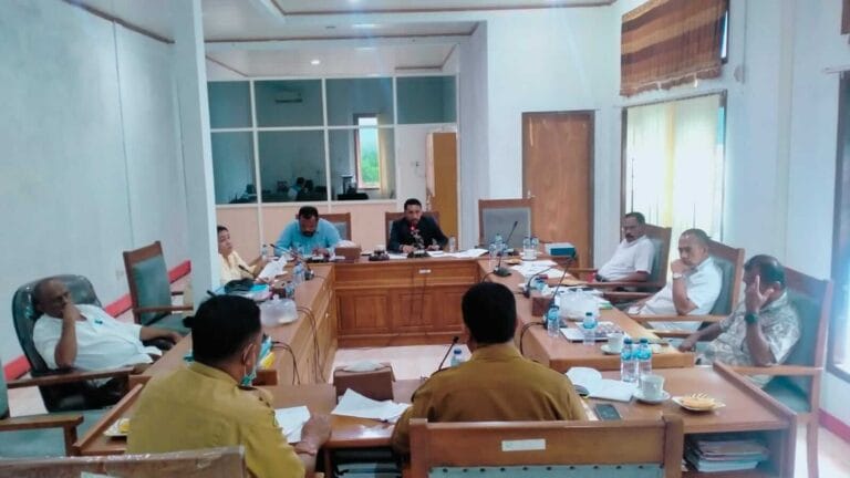 Rapat Bapemperda DPRD Malra terkait pembahasan Ranperda 2022. Pertemuan berlangsung di ruang rapat, Senin (5/9/2022). Foto: Labes Remetwa