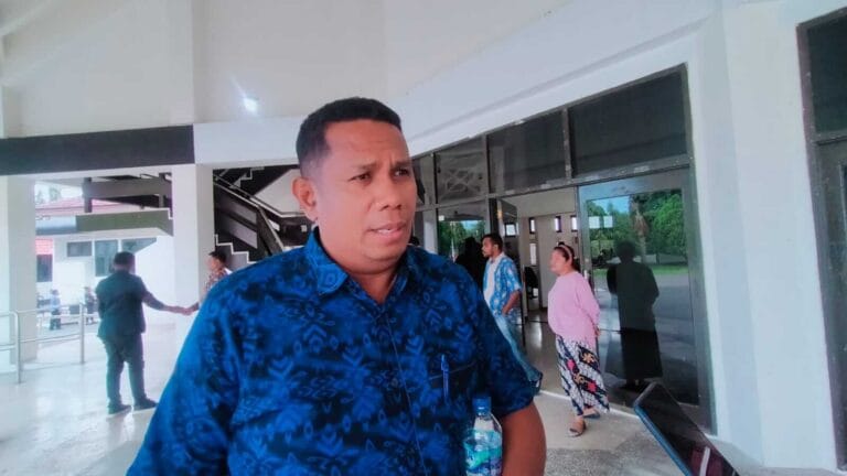 Wakil Ketua II DPRD Kabupaten Maluku Tenggara Albert Efruan, diwawancarai usai rapat gabungan Komisi terkait tidaklanjut demonstrasi yang dilakukan supir angkot, Kamis (8/9/2022). Foto: Labes Remetwa