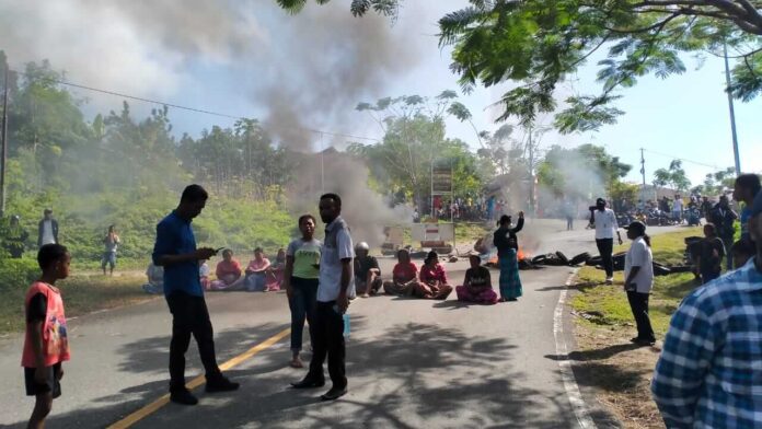Kondisi pemalangan jalan di jalur Ohoi Faan ke Ohoi Sathean, Kecamatan Kei Kecil, Kabupaten Maluku Tenggara, Provinsi Maluku, Kamis (15/9/2022). Foto: Labes Remetwa