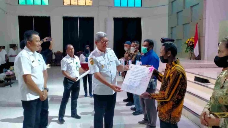 Bupati Maluku Tenggara (Malra) M. Thaher Hanubun didampingi Kepala Dinas Perikanan Nico Ubro, menyerahkan bantuan secara simbolis kepada para perwakilan, di Aula Kantor Bupati, Rabu (12/10/2022). Foto: Labes Remetwa