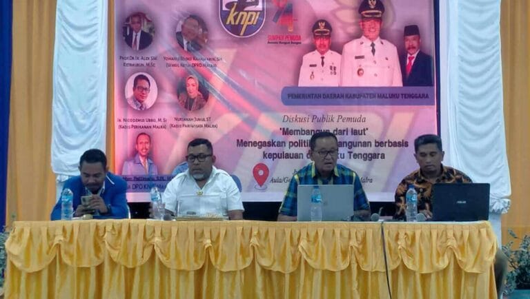 Narasumber mantan Wakil Menteri Perikanan dan Kelautan Prof. Dr. Ir. Alex SW. Retraubun, M.Sc (kedua dari kanan) dalam diskusi publik pemuda yang digelar DPD KNPI Malra, bertajuk “membangun dari laut, menegaskan politik pembangunan berbasis kepulauan di Maluku Tenggara”. Diskusi bertepatan pada peringatan hari Sumpah Pemuda ke-94, Jumat (28/10/2022), di Aula Gedung RRI Pratama Tual. Foto: Labes Remetwa
