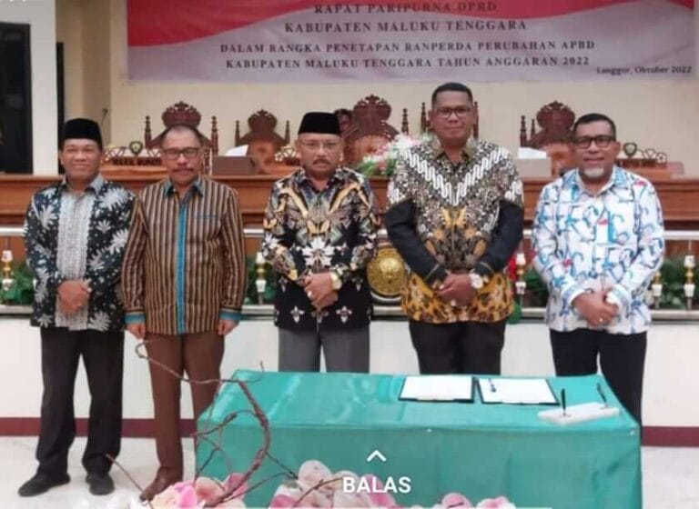 Foto bersama usai penetapan APBD Perubahan 2022. Kiri ke kanan: Sekwan DPRD Andreas Savsavubun, Sekda Ahmad Yani Rahawarin, Wakil Bupati Petrus Beruatwarin, Wakil Ketua I DPRD Albert Efruan, dan Wakil Ketua II DPRD Yohanis Bosko Rahawarin.