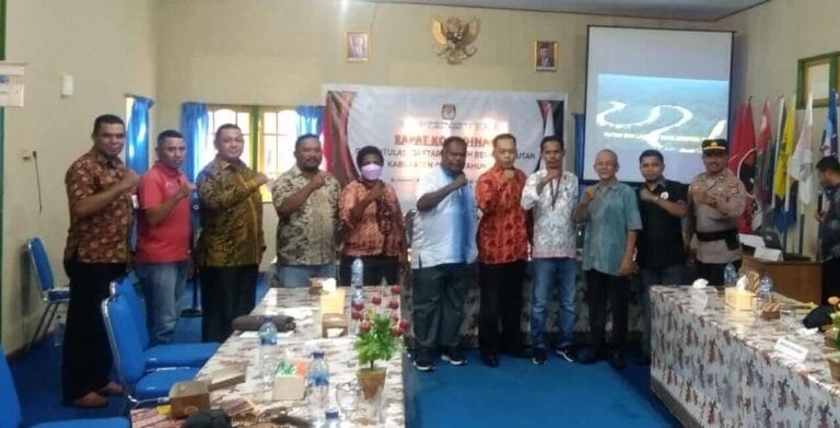 Foto bersama Bupati, Komisioner KPU, dan Bawaslu Kabupaten Asmat, Jumat (30/9/2022). Foto: Petter Letsoin