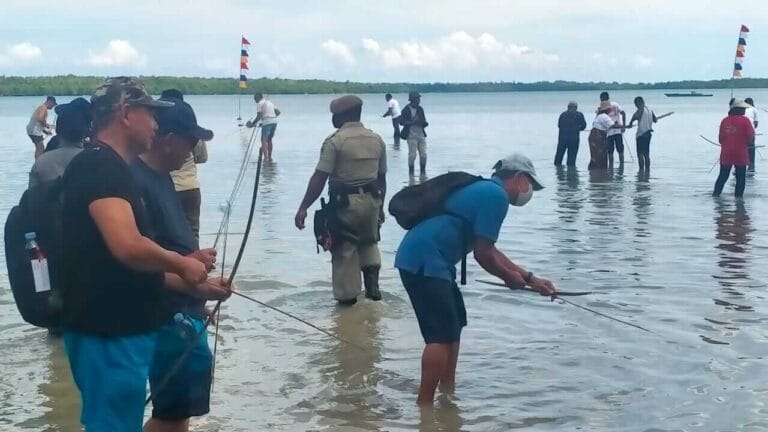 Suasana lomba panah kurkurat di Ohoi Kolser, Kecamatan Kei Kecil, Kabupaten Maluku Tenggara (Malra), Selasa (25/10/2022). Foto: Labes Remetwa
