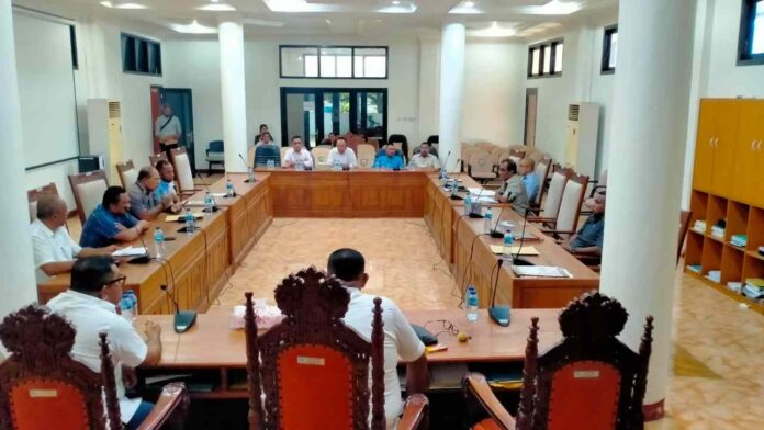 Rapat pembahasan Ranperda Perubahan APBD 2022 oleh Badan Anggara (Banggar) DPRD Malra dengan Tim Anggaran Pemerintah Daerah (TAPD) di ruang rapat Banggar, Jumat (28/10/2022). Foto: Labes Remetwa