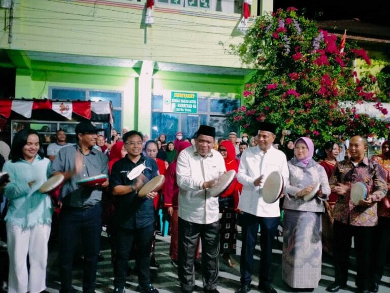 Wali Kota Tual Adam Rahayaan didampingi Wakil Wali Kota Tual Usman Tamnge dan tamu undangan lainnya, membuka Festival Maren 2022. Acara pembukaan dilaksanakan di depan Masjid Agung Al-Hurryah 45 Tual, Jumat (14/10/2022). Foto: Labes Remetwa