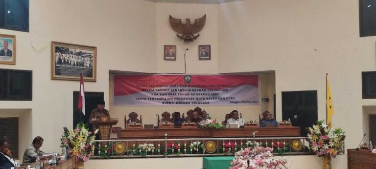 Wakil Bupati Maluku Tenggara (Wabup Malra) Petrus Beruatwarin menyampaikan nota pengantar keuangan di ruang sidang utama DPRD Malra, Rabu malam (26/10/2022). Foto: Siko Ohoiwirin