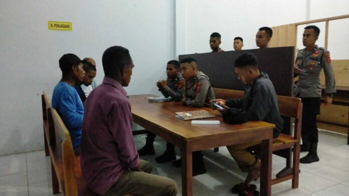 AO dan keluarga melaporkan oknum polisi dan tiga warga ke Polres Maluku Tenggara, Jumat (7/10/2022). Foto: Labes Remetwa