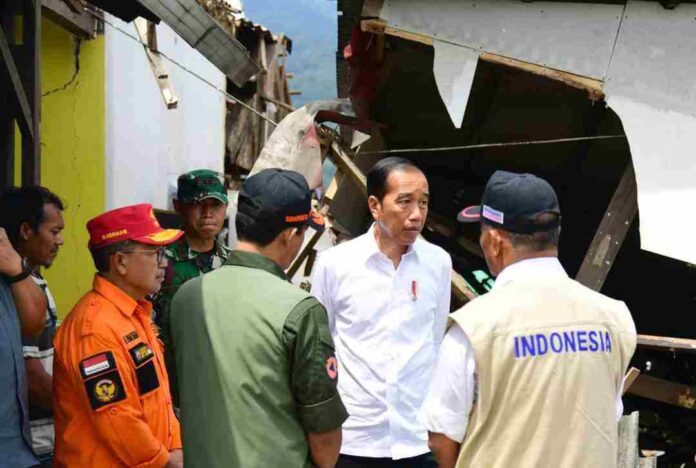 Presiden Jokowi saat turun langsung ke lokasi terdampak gempa Cianjur, Selasa (22/11/2022). Sumber : (Setkab RI)
