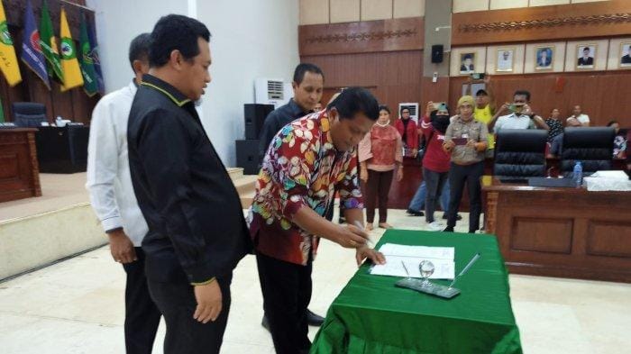 Lewat Rapat Paripurna Lucky Wattimury Resmi Akhiri Jabatan Ketua DPRD Maluku Lewat Rapat Paripurna Lucky Wattimury Resmi Akhiri Jabatan Ketua DPRD Maluku