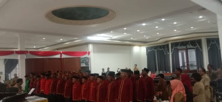 Suasana Pengambilan Janji dan Sumpah Badan Saniri Ohoi (BSO) Kec. Tayando Tam oleh Sekda Kota Tual Ahmad Yani Renuat dilaksanakan di Aula Kantor Walikota Tual. Senin (711/1\2022) Pukul 16.00 WIT. Foto: Ketty Remetwa