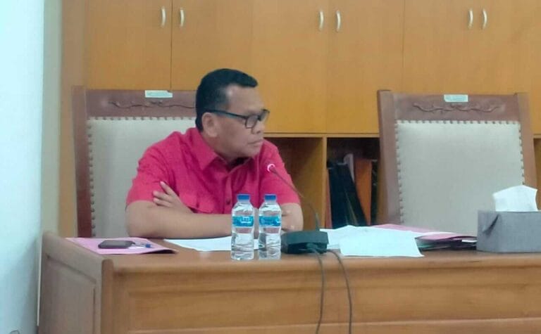 Anggota DPRD Kabupaten Maluku Tenggara (Malra) Stepanus Layanan dalam rapat pembahasan PPAS APBD 2023 antara Komisi III DPRD Malra dengan Badan Penanggulangan Bencana Daerah (BPBD), Sabtu (19/11/2022). Foto: Labes Remetwa