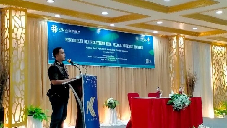 Staf Ahli Bupati Bidang Kemasyarakatan dan Sumber Daya Manusia (SDM) Afan B. Ifat mewakili Bupati Maluku Tenggara (Malra) membuka kegiatan Pendidikan dan Pelatihan (Diklat) Tata Kelola Koperasi Modern, di Ballroom Aurelia Hotel Kimson Langgur, Sabtu (26/11/2022). Foto: Labes Remetwa