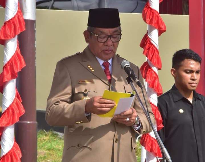 Bupati Maluku Tenggara, Muhammad Thaher Hanubun saat memipin upacara di lapangan Mapolres Malra, Kamis (10/11/2022). Sumber Foto: Facebook (Info Humas Maluku Tenggara)