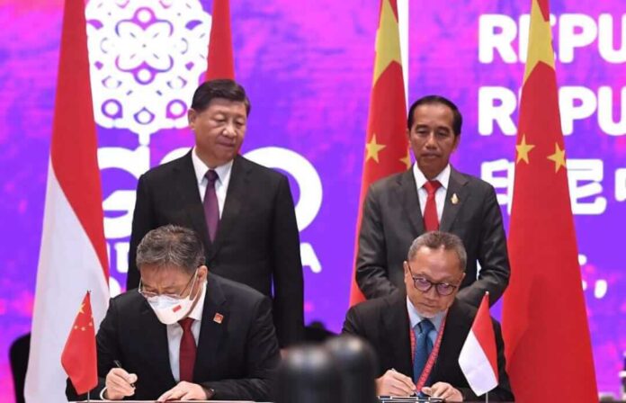 Penandatanganan naskah kerja sama Indonesia-China disaksikan langsung Presiden Jokowi dan Presiden Xi Jinping. (Sekretariat Kabinet RI)