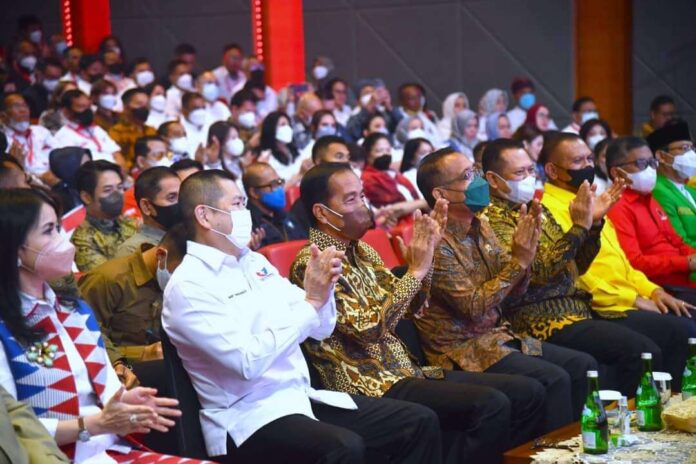 Presiden Jokowi dan sejumlah pimpinan partai politik (Parpol) saat menghadiri HUT Partai Perindo di Jakarta, Senin (7/10/2022). Sumber Foto: Setkab RI