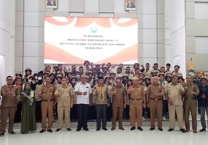 Foto bersama peserta KKN IAIN Ambon dengan Sekda Malra dan sejumlah pimpinan OPD, Senin (14/11/2022). Sumber foto: Facebook Infohumas Malra